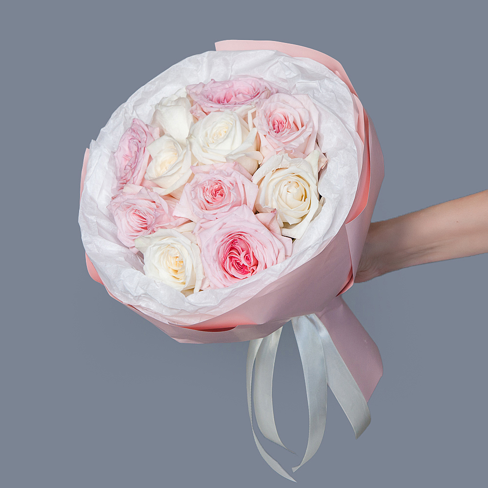 монобукет бело-розовый микс из 11 эквадорских роз в упаковке с тишью 