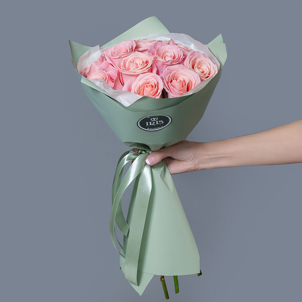 монобукет из 11 роз "hermosa" в упаковке с тишью 