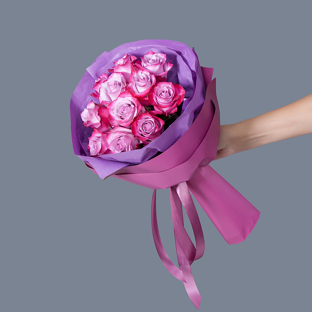 монобукет 11 роз "deep purple" в упаковке с тишью 