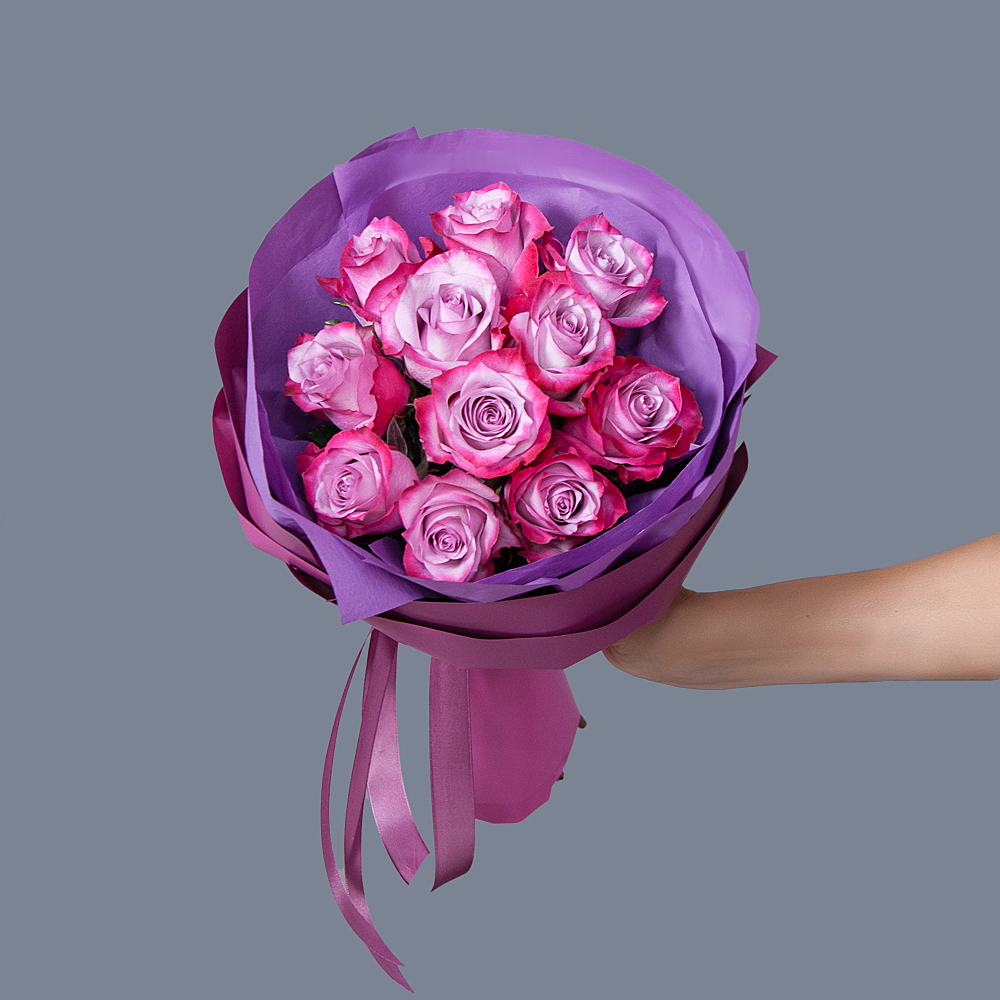 монобукет 11 роз "deep purple" в упаковке с тишью 
