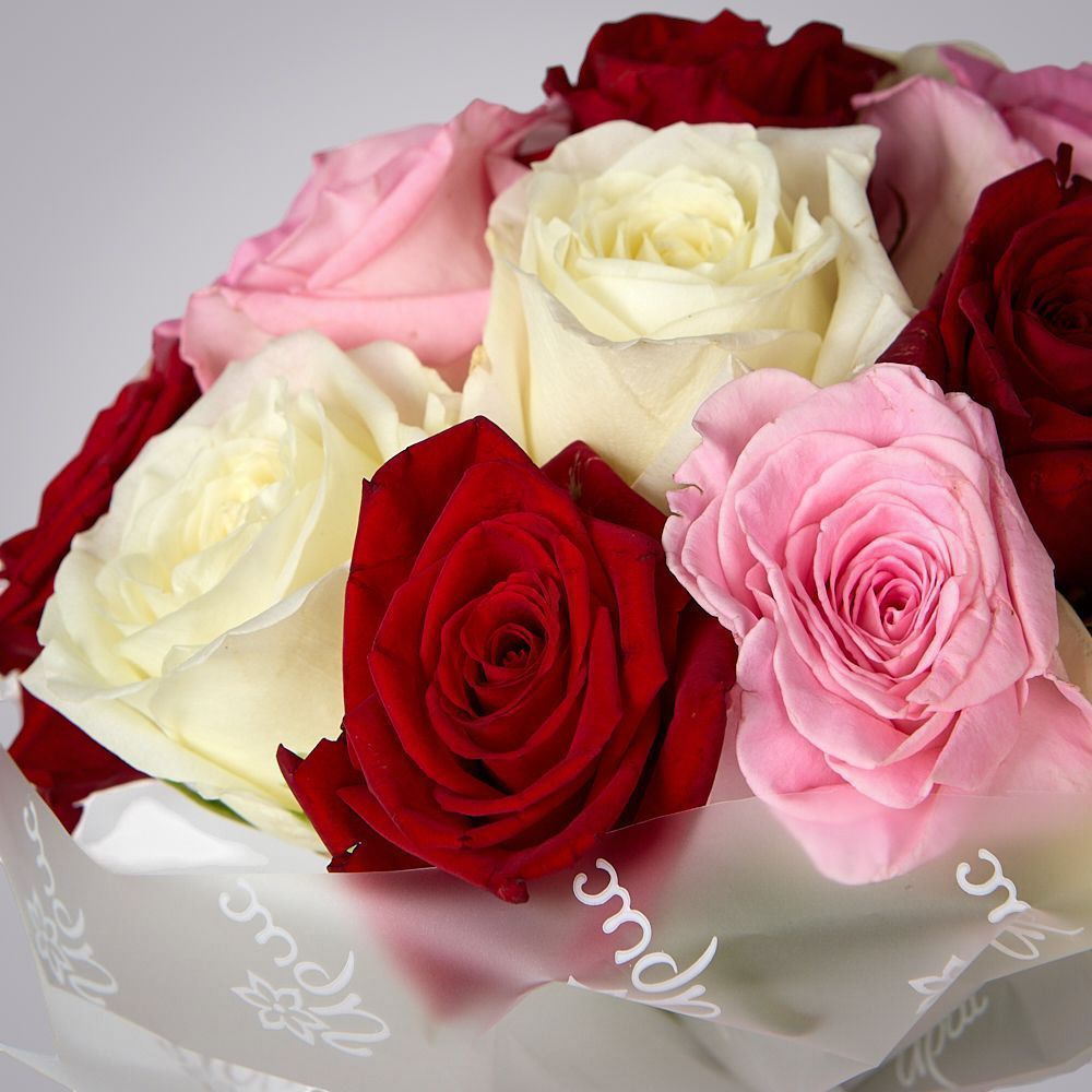 монобукет из 15 роз микс россия в упаковке  