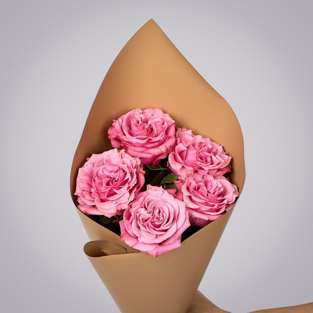 монобукет из 5 пионовидных роз “country blues” в упаковке 