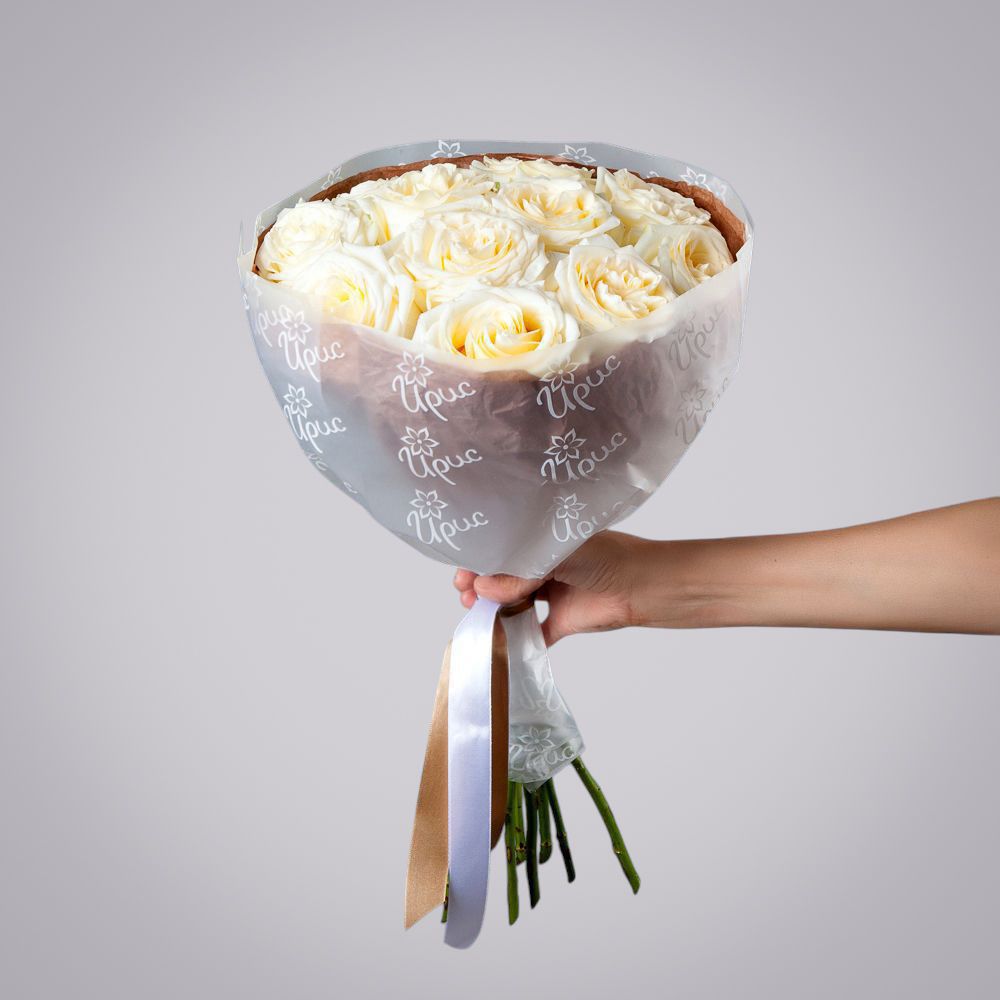 монобукет из 11 пионовидных роз "candlelight" в бежевой упаковке с тишью  монобукет из 11 пионовидных роз "candlelight" в бежевой упаковке с тишью