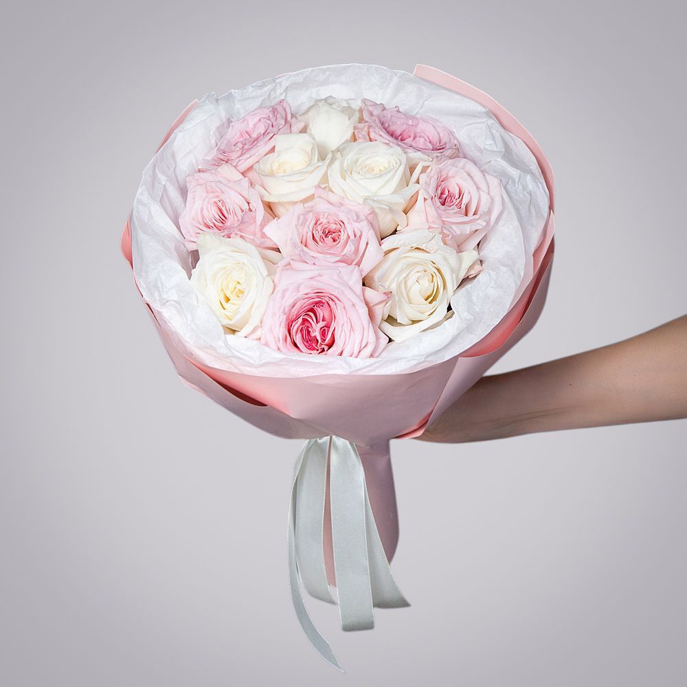 монобукет бело-розовый микс из 11 эквадорских роз в упаковке с тишью 