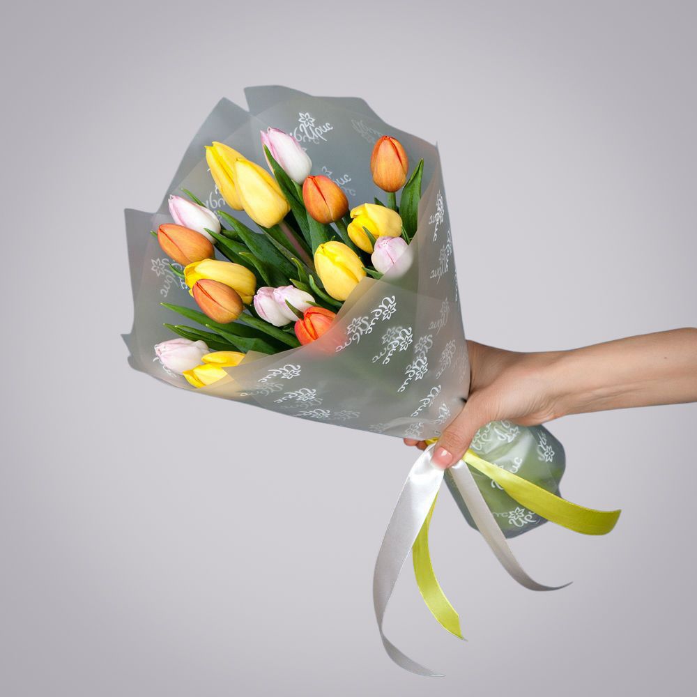 монобукет из 17 тюльпанов микс в упаковке 