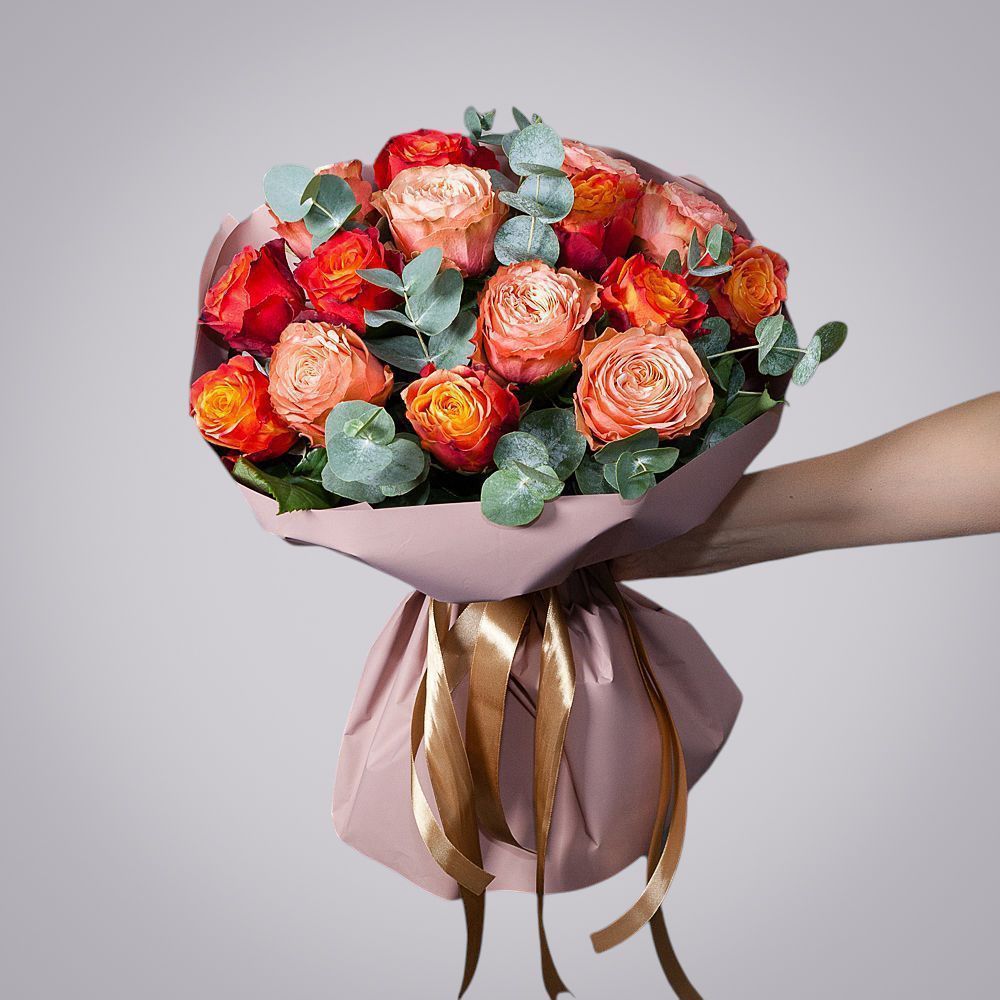 монобукет из 15 желто-оранжевых роз микс 5 в упаковке 