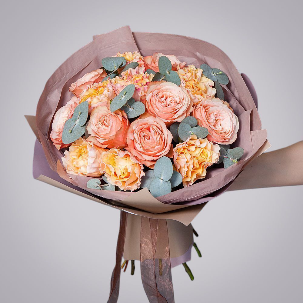 монобукет из 15 желто-оранжевых роз  микс 2 в упаковке с тишью 