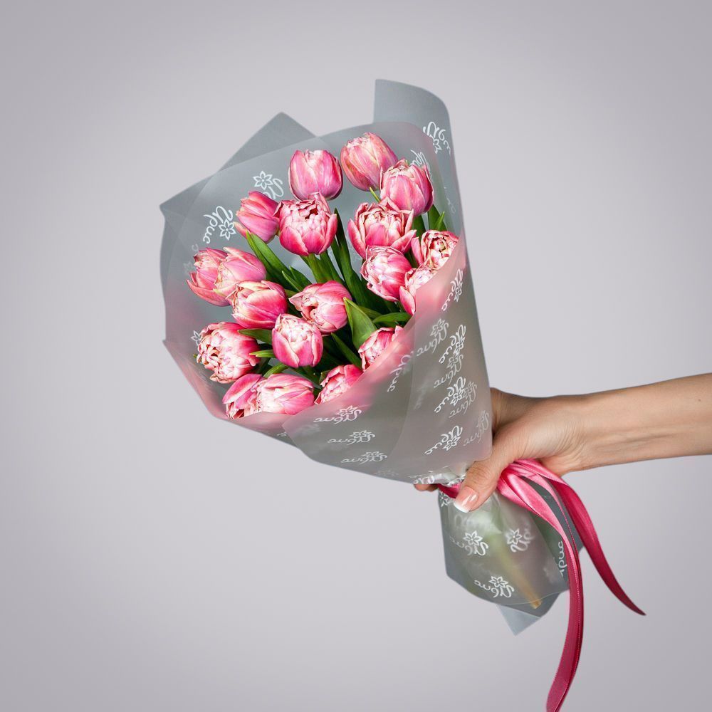 монобукет из 17 розовых тюльпанов в упаковке 