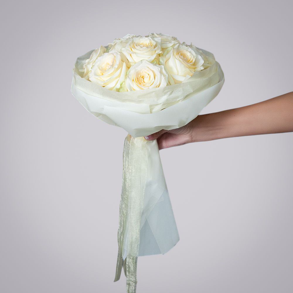 монобукет 11 пионовидных роз "candlelight" в упаковке с тишью 2 