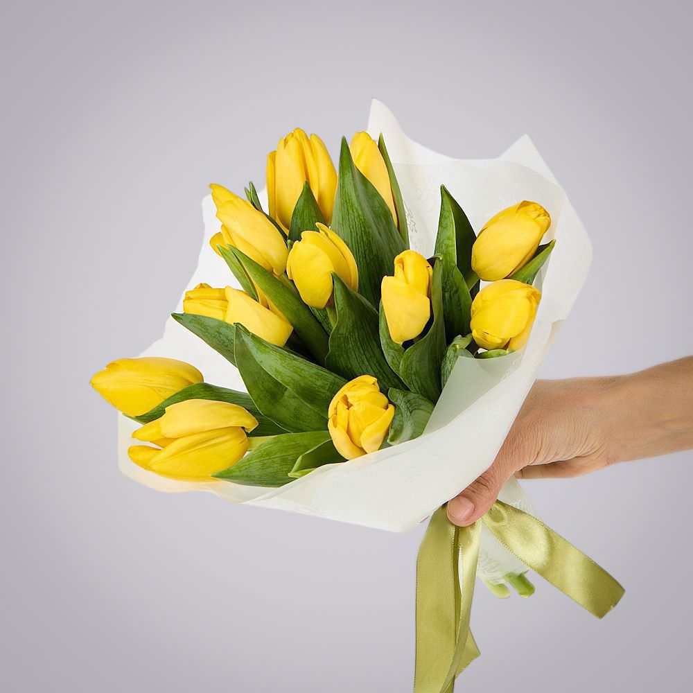 монобукет из 11 желтых тюльпанов в упаковке 