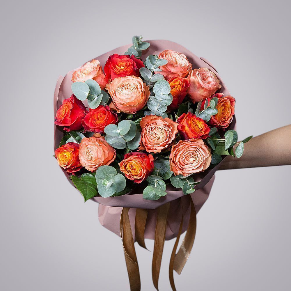 монобукет из 15 желто-оранжевых роз микс 5 в упаковке 