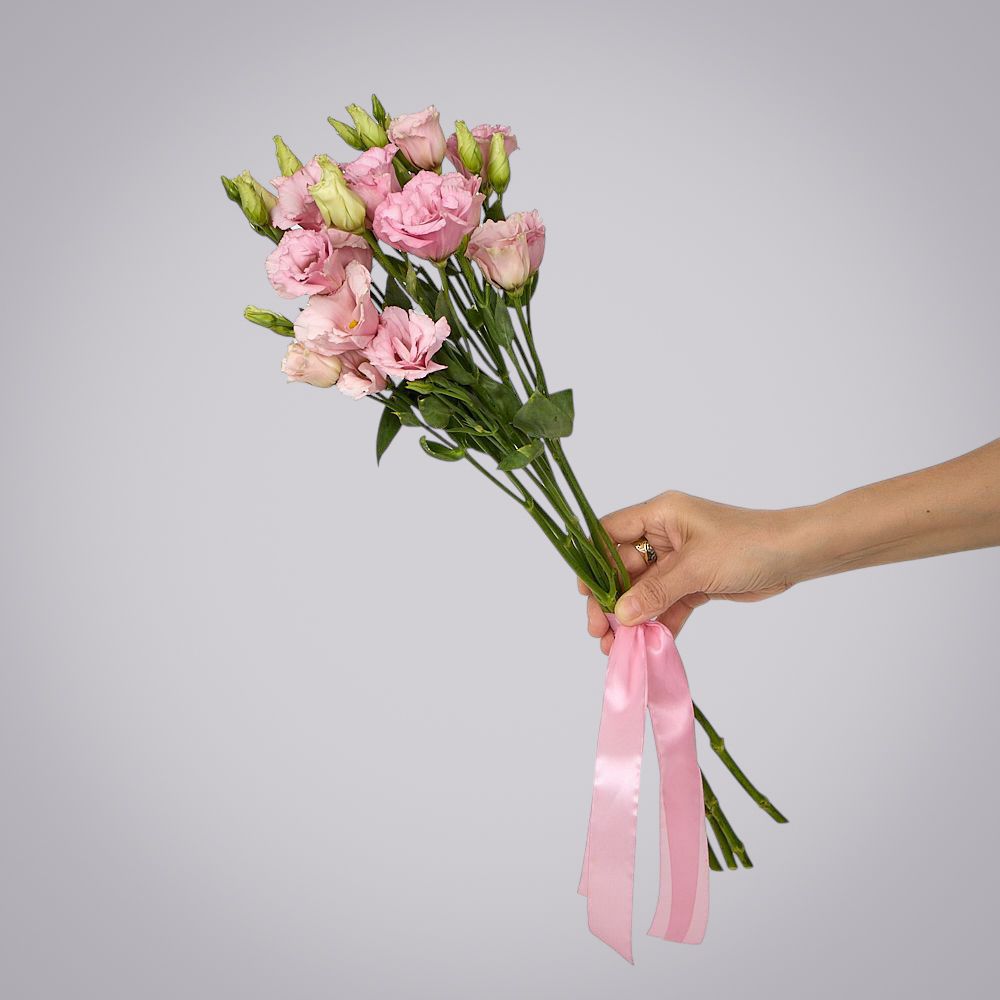 монобукет из 5 розовых лизиантусов под ленту 
