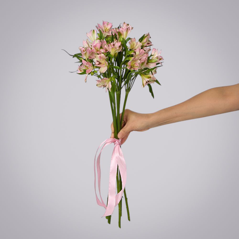 монобукет из 5 розовых альстромерий под ленту 
