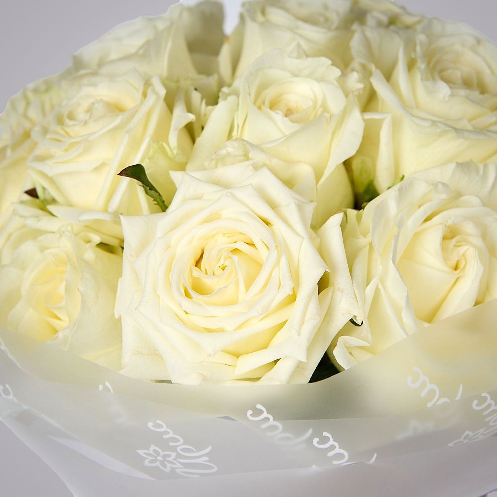 монобукет из 15 белых роз россия в упаковке 