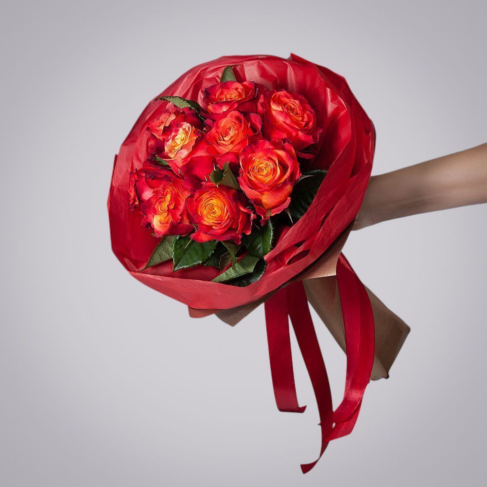 монобукет 9 роз "atomic" в упаковке с тишью 