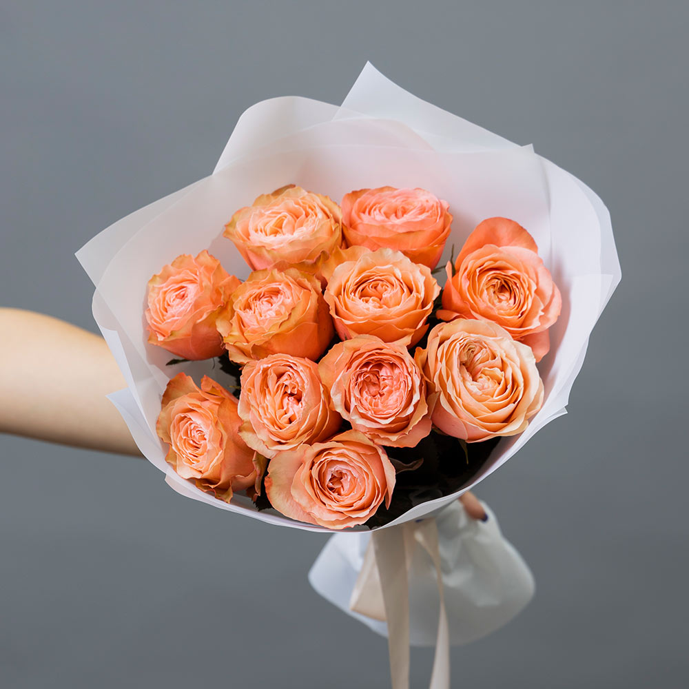 букет из 11 пионовидных персиковых эквадорских роз "кахала" 