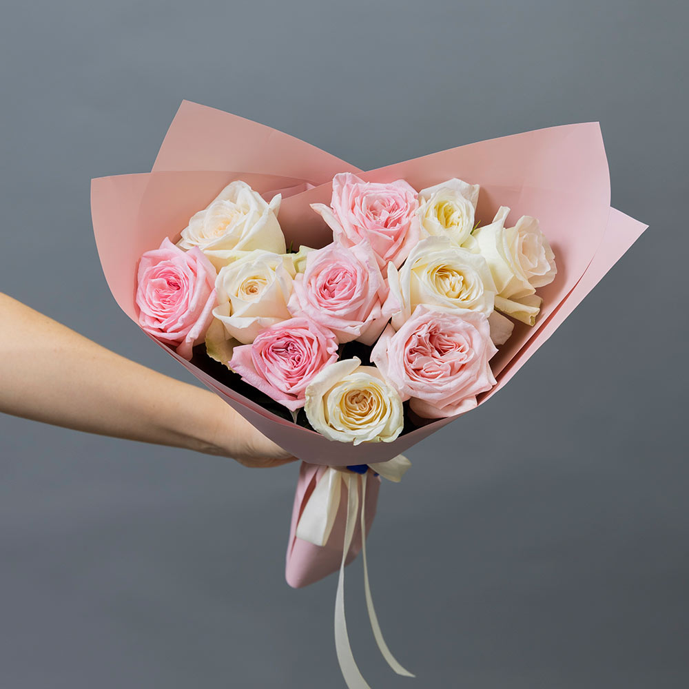 букет из 11 пионовидных бело-розовых роз 