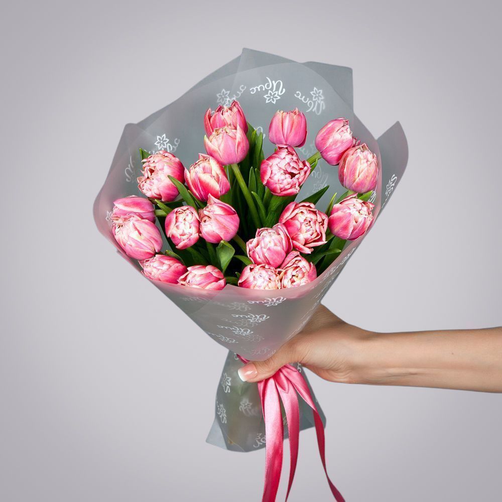 монобукет из 17 розовых тюльпанов в упаковке 