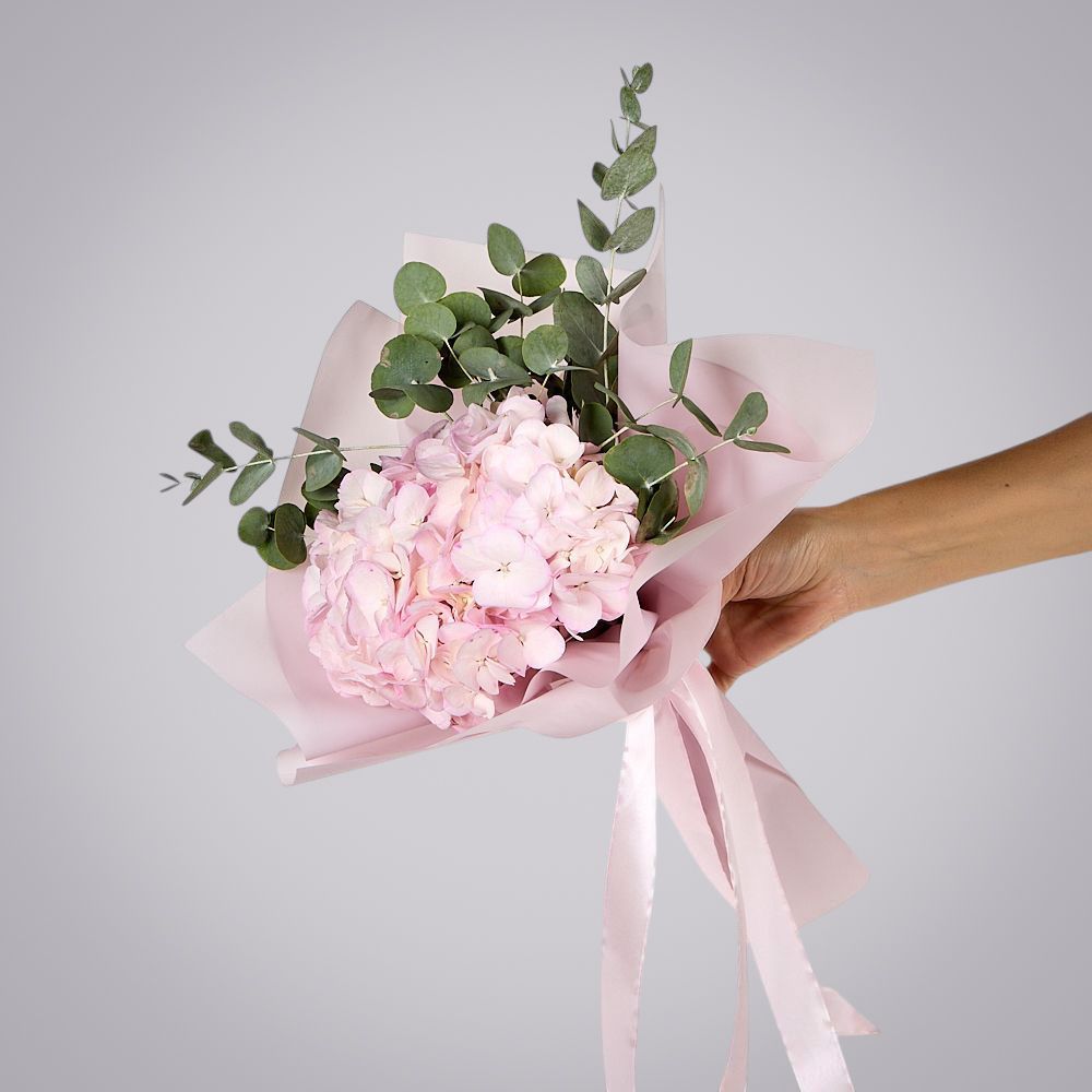 монобукет из розовой гортензии с эвкалиптом  