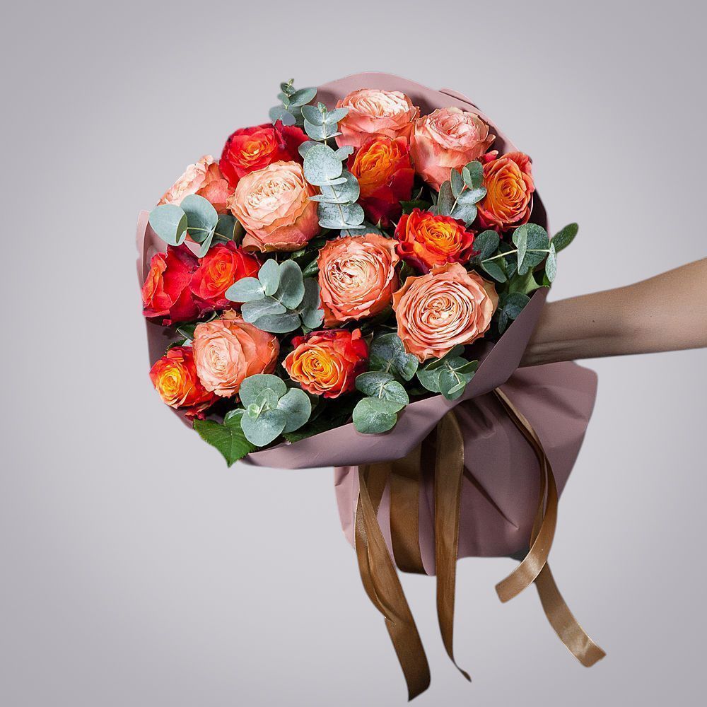 монобукет из 15 желто-оранжевых роз микс 5 в упаковке 