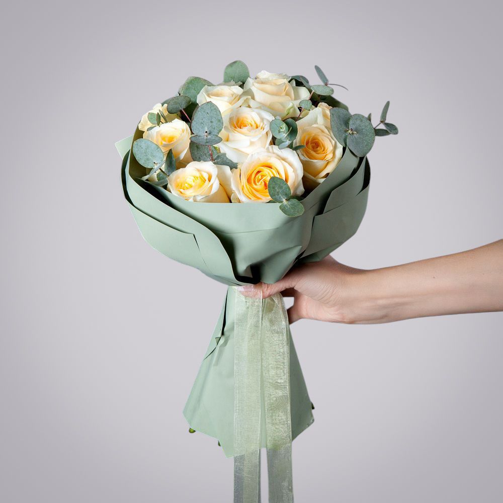 монобукет 11 роз crème de la crème в упаковке 