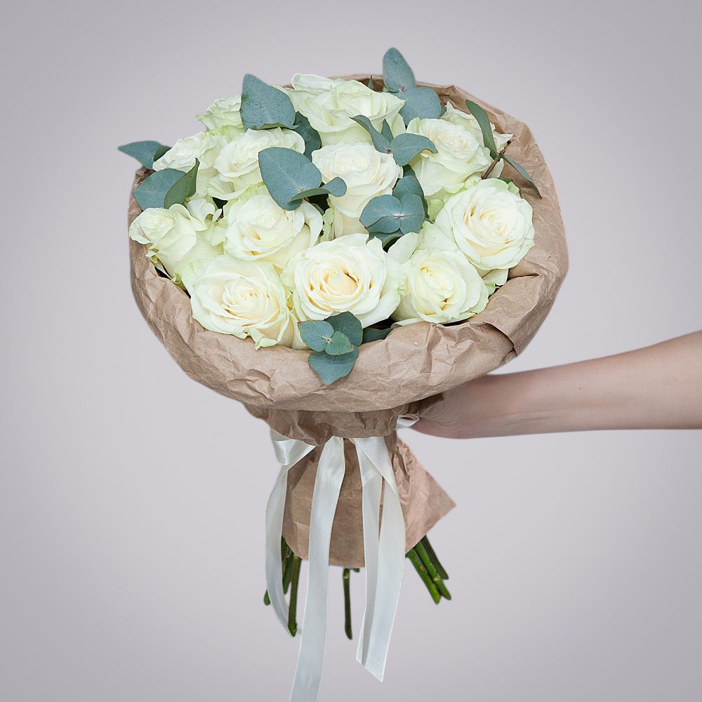 монобукет из 15 белых роз в крафте 