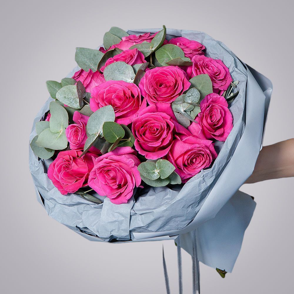 монобукет из 15 малиновых роз микс 3 в упаковке с тишью 