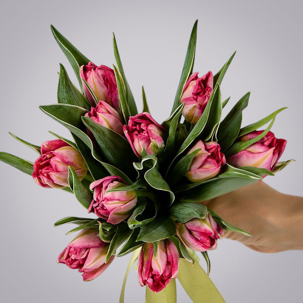 монобукет из 11 розовых тюльпанов под ленту 