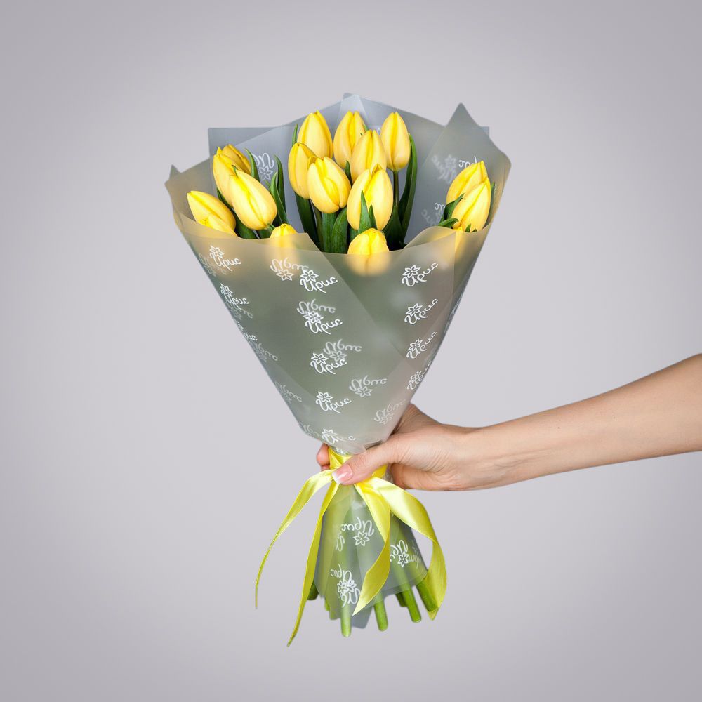 монобукет из 17 желтых тюльпанов в упаковке 