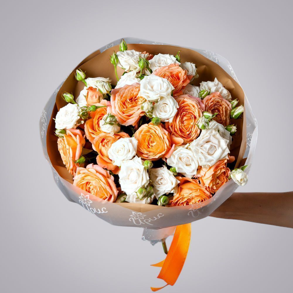 монобукет 9 кустовых роз в упаковке с тишью  монобукет 9 кустовых роз в упаковке с тишью