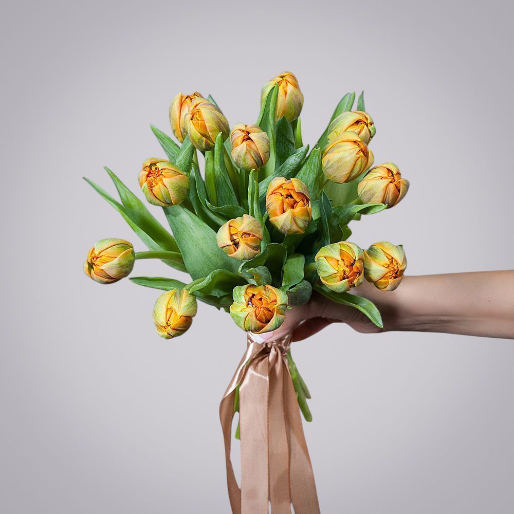 монобукет из 15 оранжевых тюльпанов под ленту 