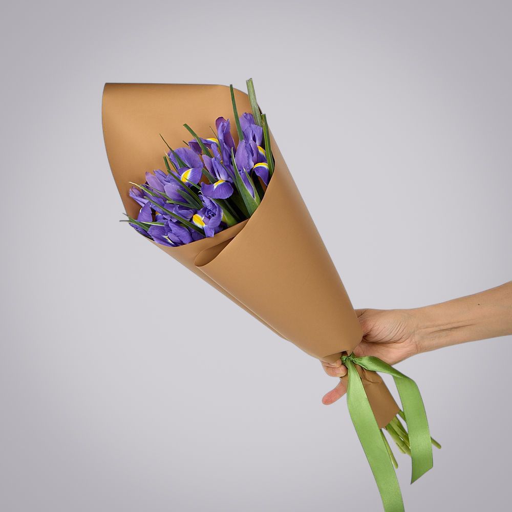монобукет из 11 синих ирисов в упаковке 