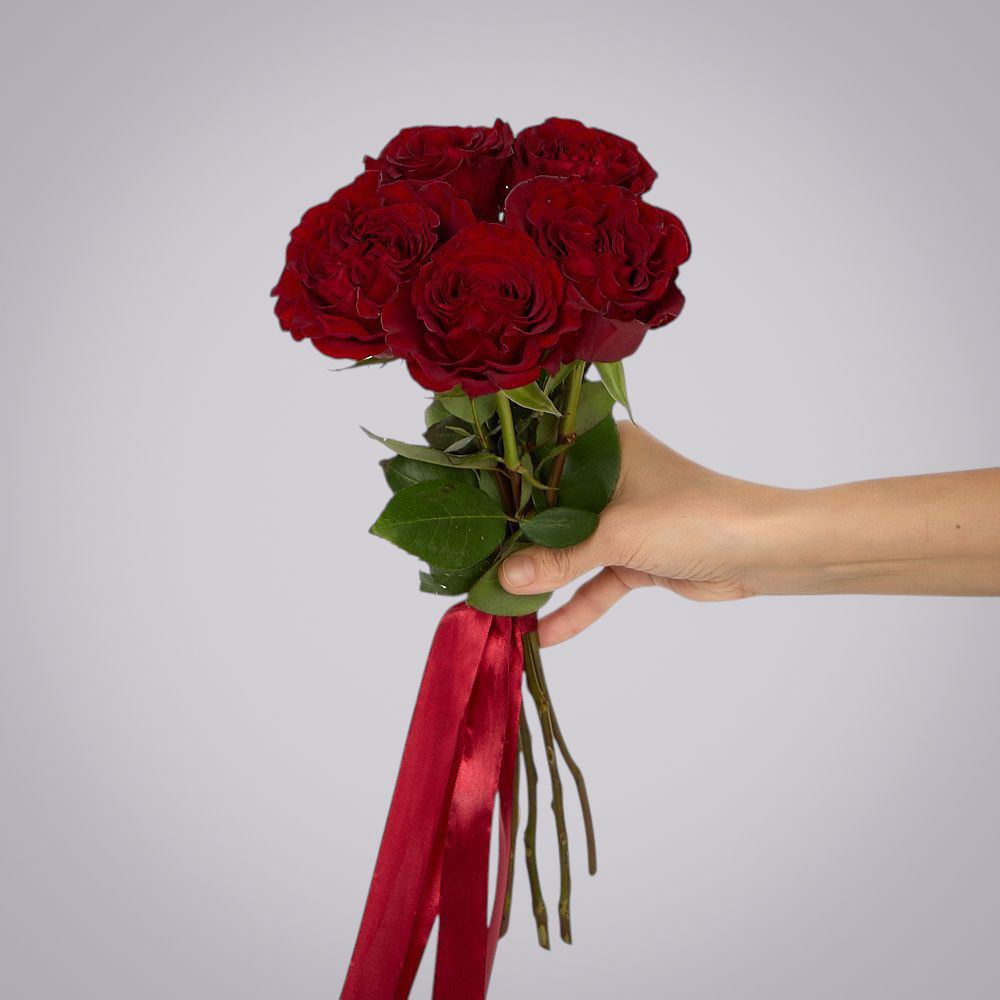 монобукет 5 пионовидных роз "hearts" под ленту 