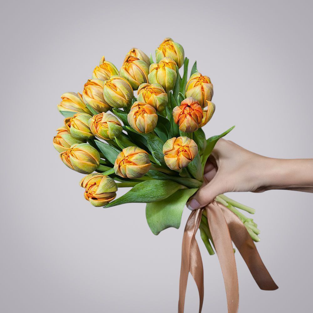 монобукет из 19 оранжевых тюльпанов 