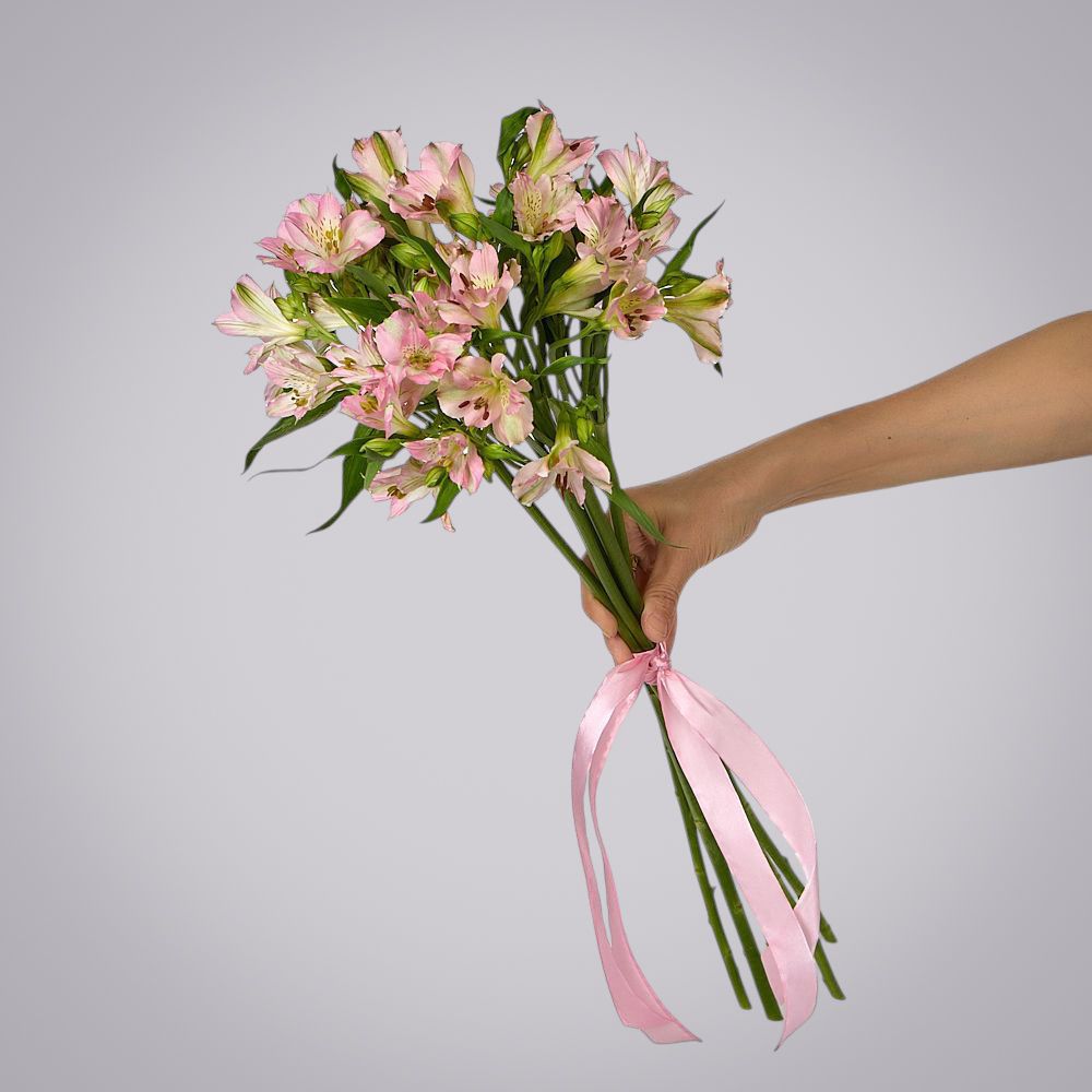 монобукет из 5 розовых альстромерий под ленту 