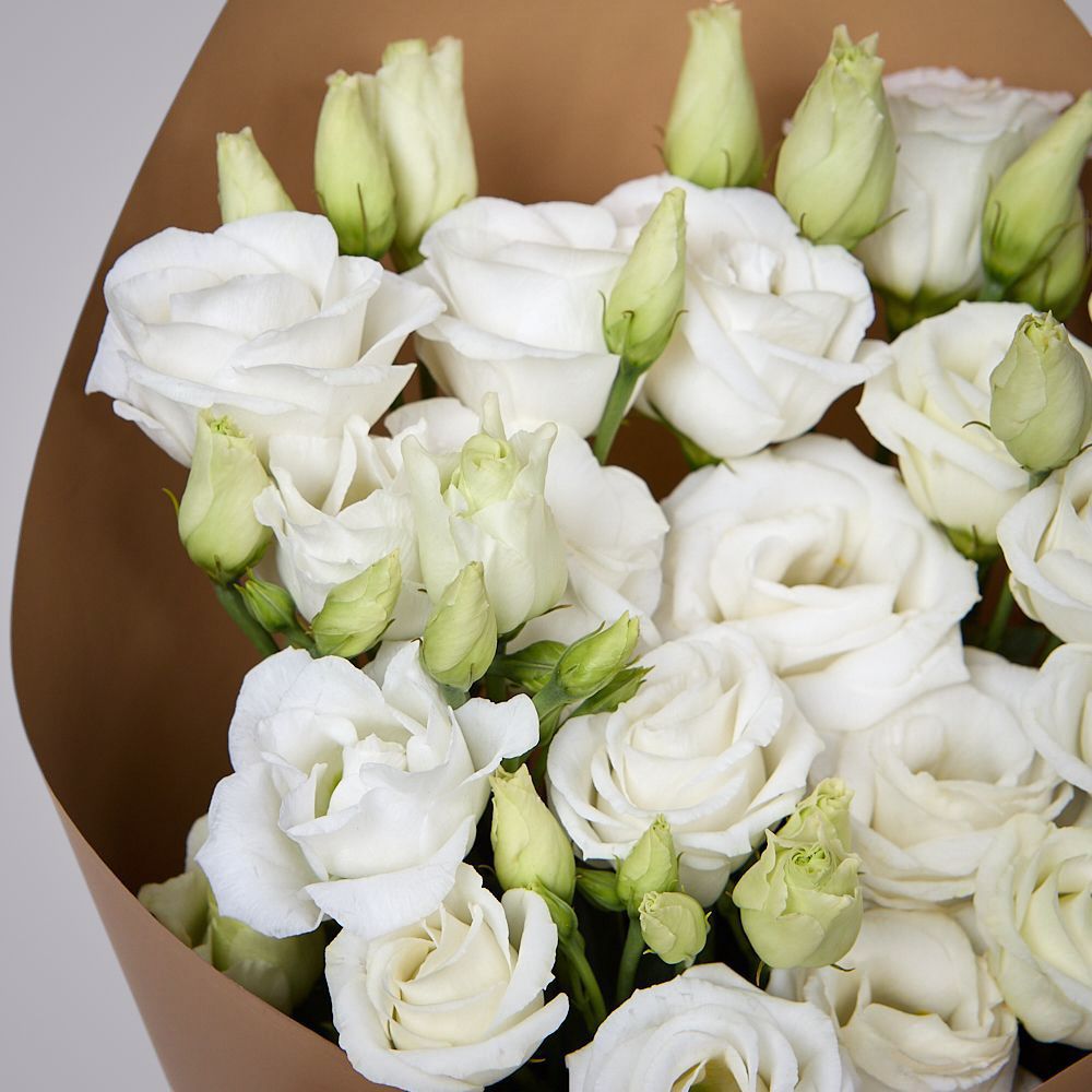 монобукет из 5 белых лизиантусов в упаковке 