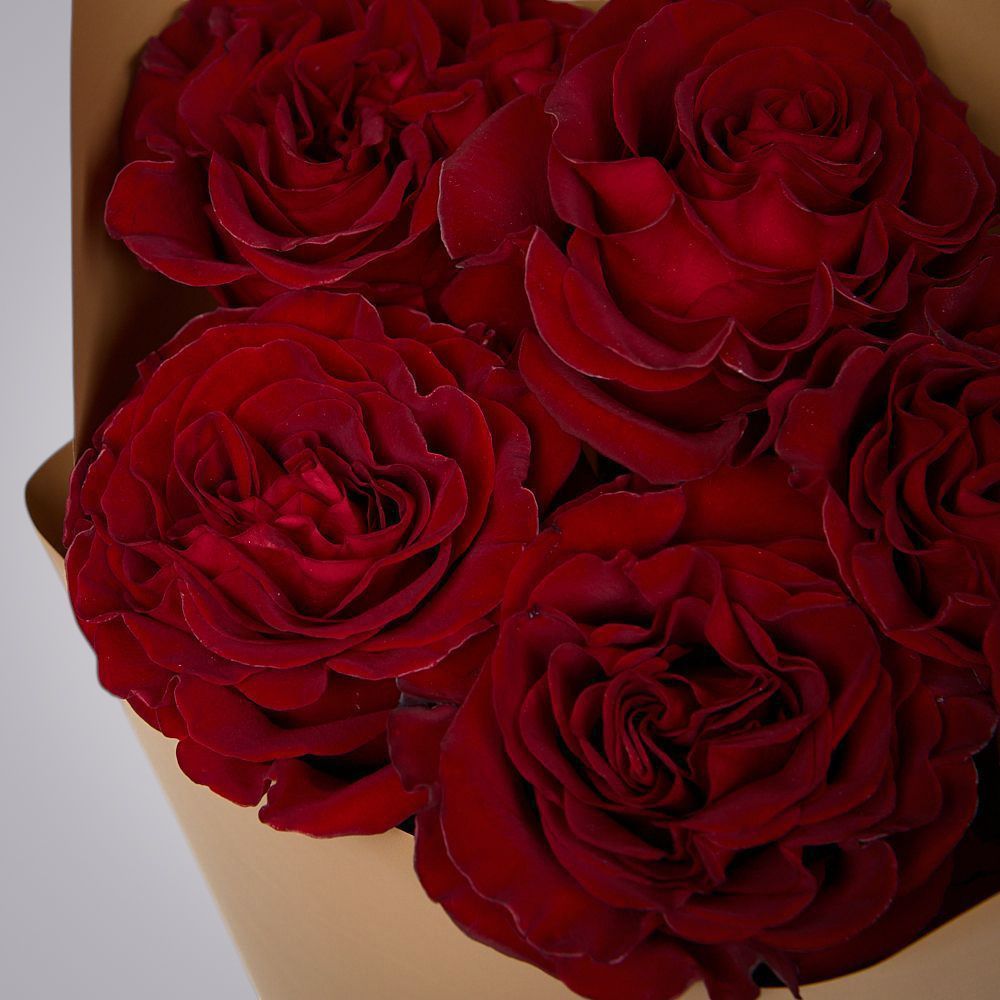 монобукет из 5 пионовидных роз "hearts" в упаковке 