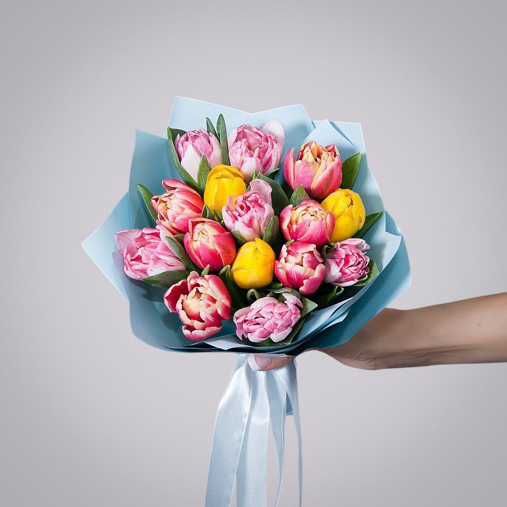 монобукет из 15 тюльпанов микс в упаковке 