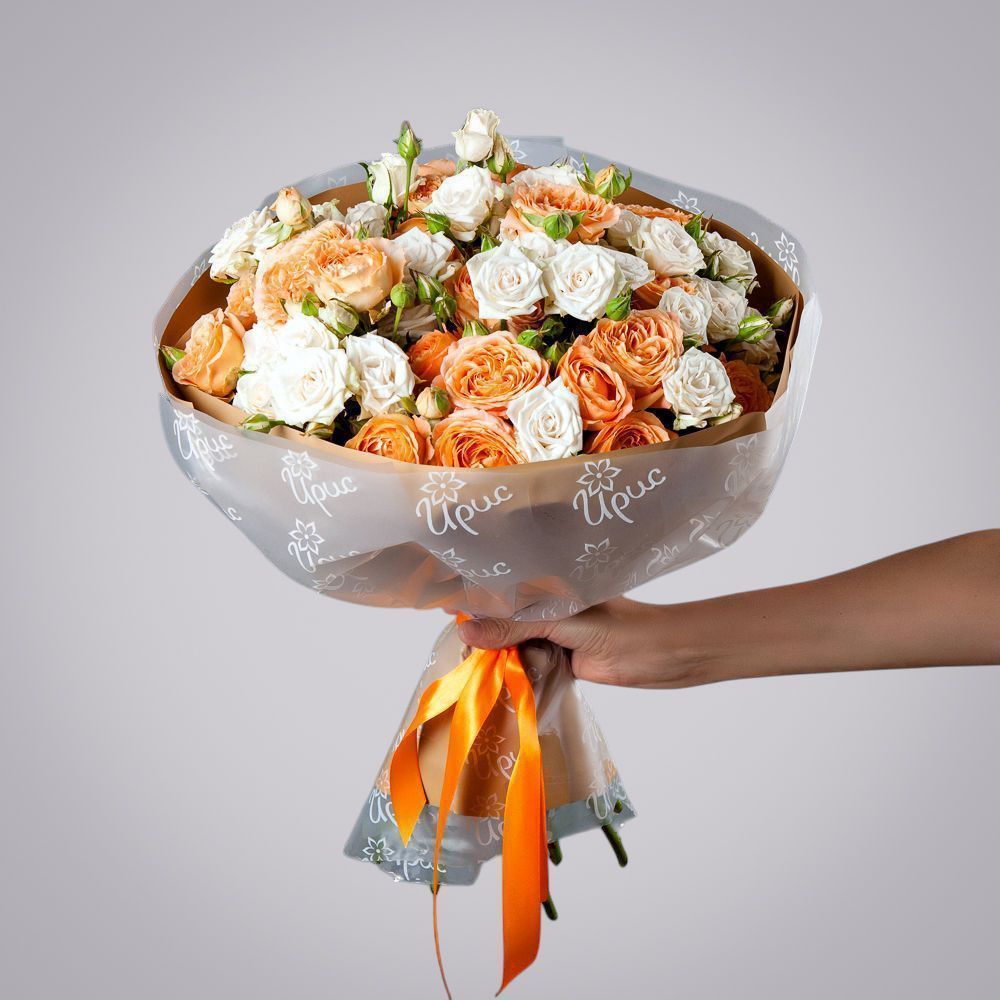 монобукет 15 кустовых роз в упаковке с тишью 