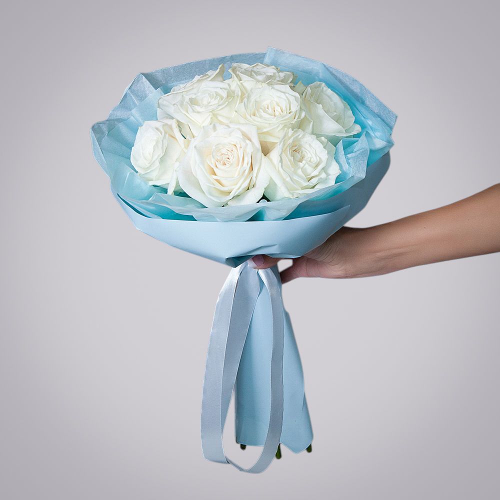 монобукет 9 пионовидных роз "playa blanca" в упаковке с тишью 