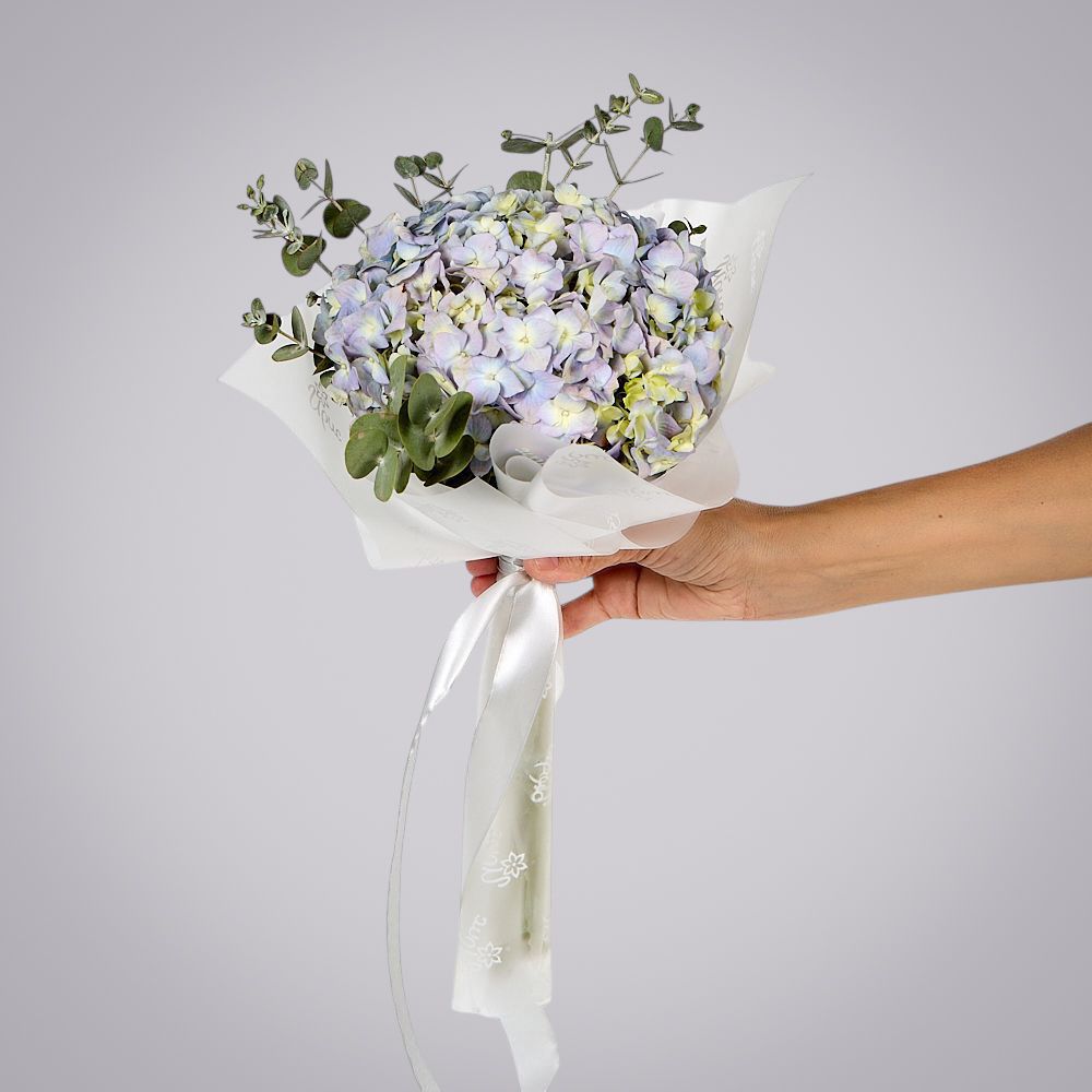 монобукет из голубой гортензии с эвкалиптом  