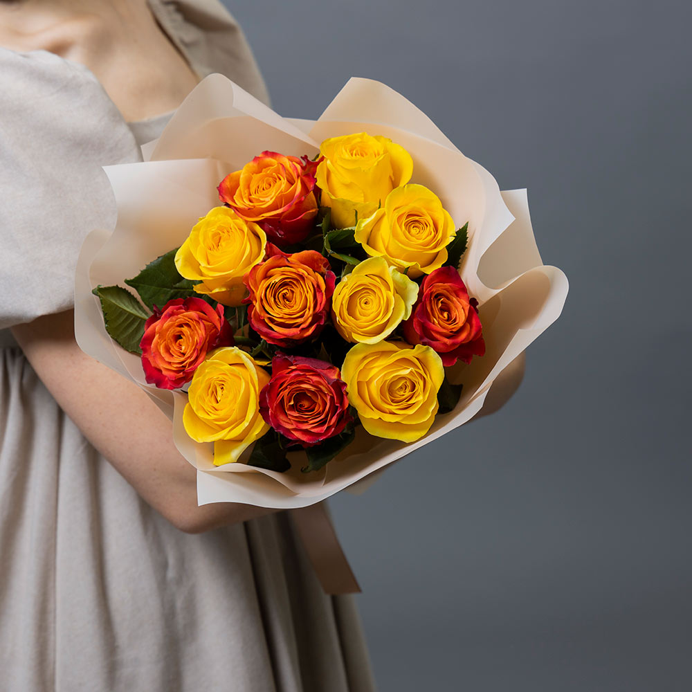 букет желто-оранжевый микс из 11  эквадорских роз 