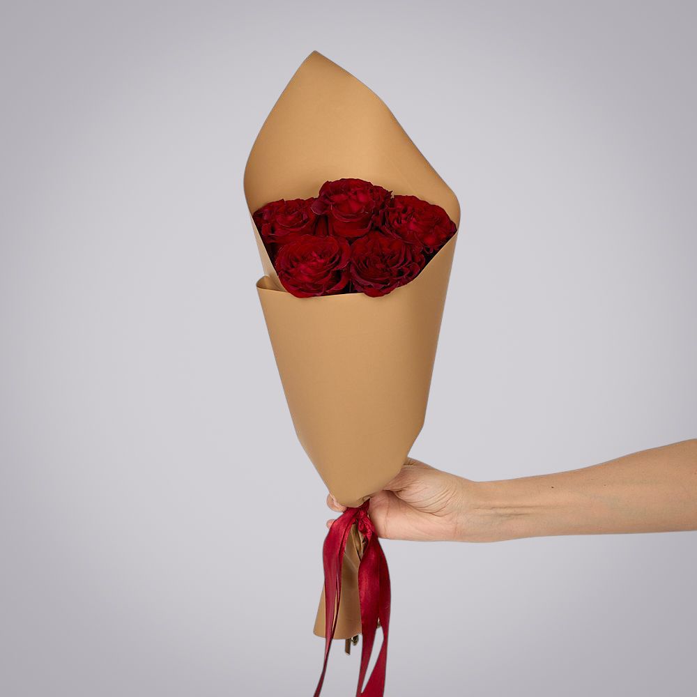 монобукет из 5 пионовидных роз "hearts" в упаковке 