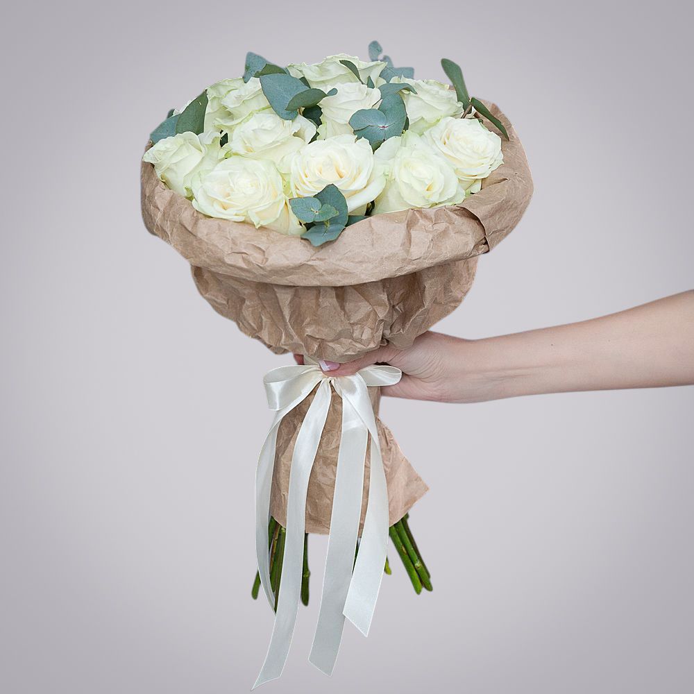 монобукет из 15 белых роз в крафте 