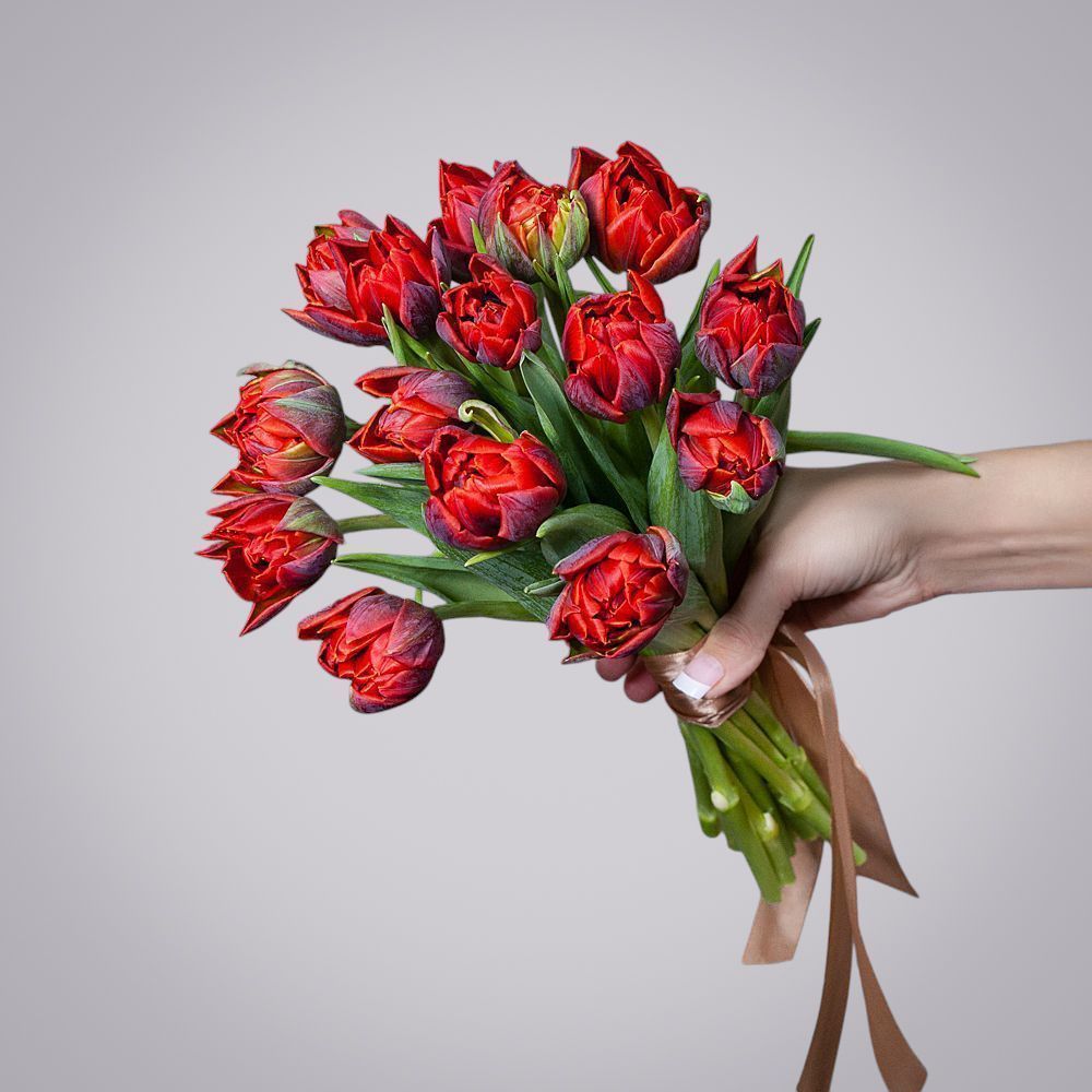 монобукет из 15 алых тюльпанов 