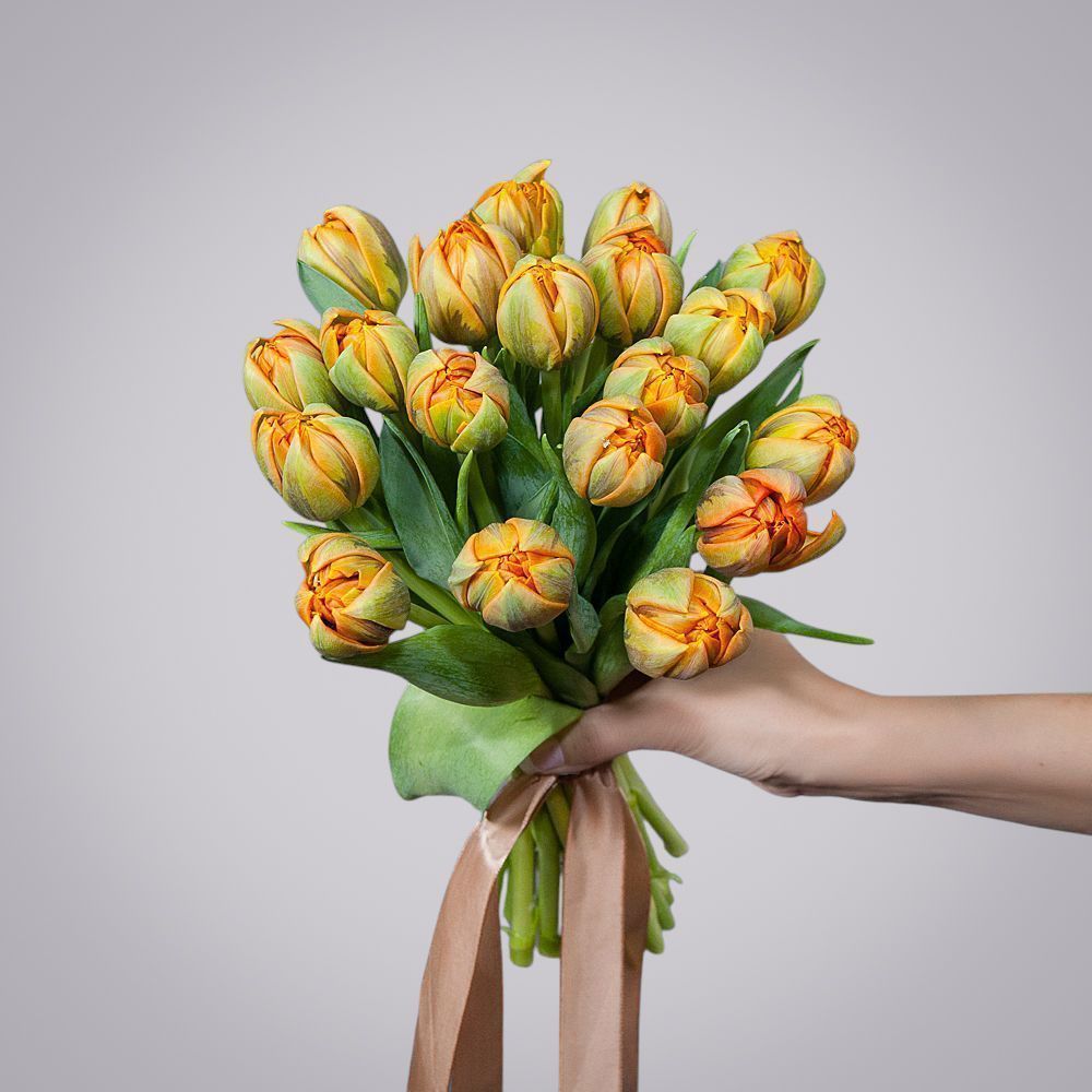 монобукет из 19 оранжевых тюльпанов 