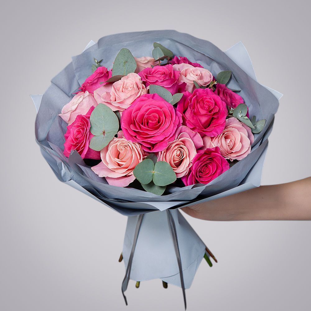 монобукет из 15 малиново-розовых роз микс 4 в упаковке с тишью 