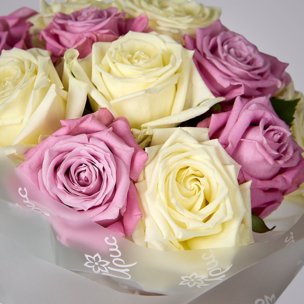 монобукет бело-розовый микс из 15 роз россия в упаковке 2 