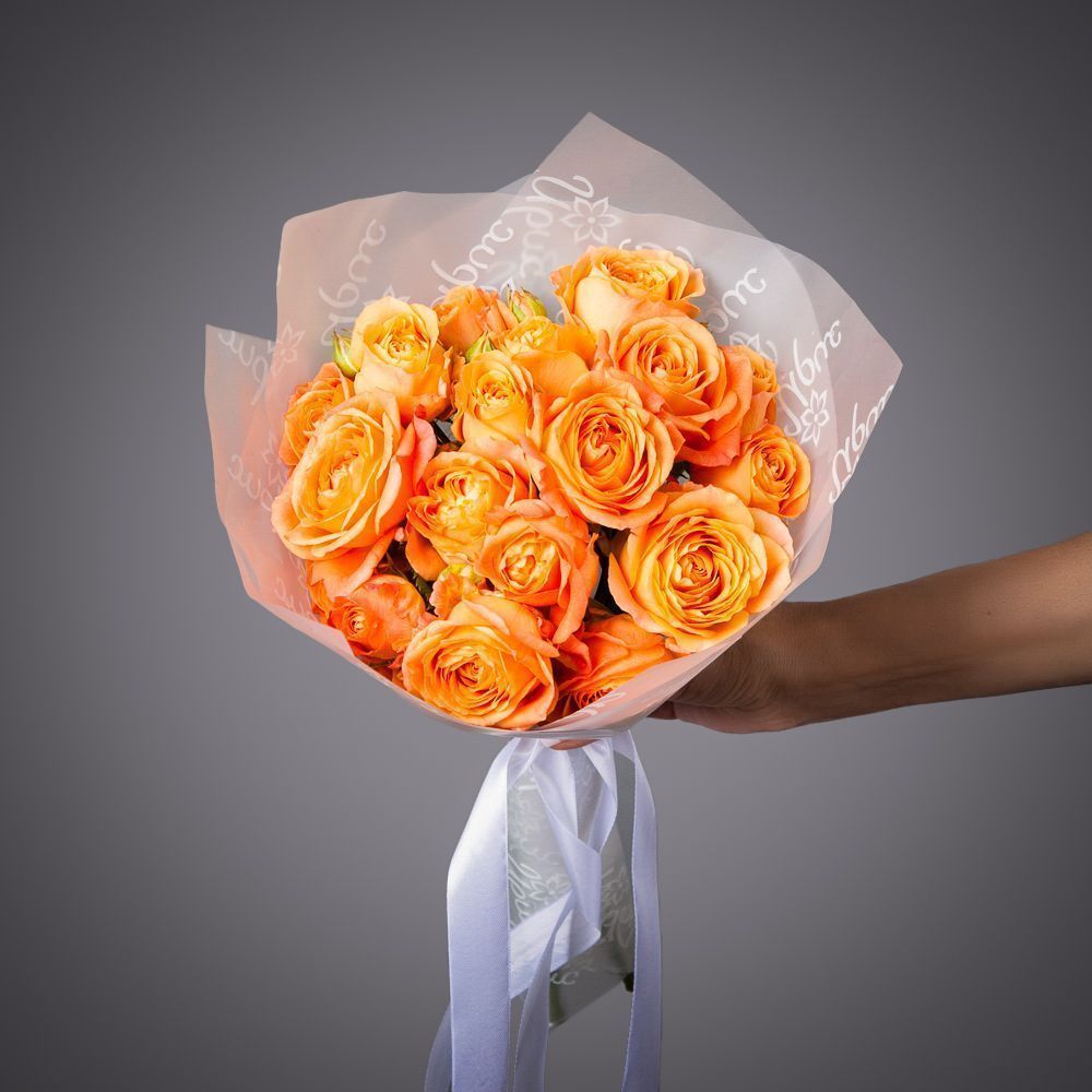 монобукет 5 кустовых роз "apricot lace"  в белой упаковке 