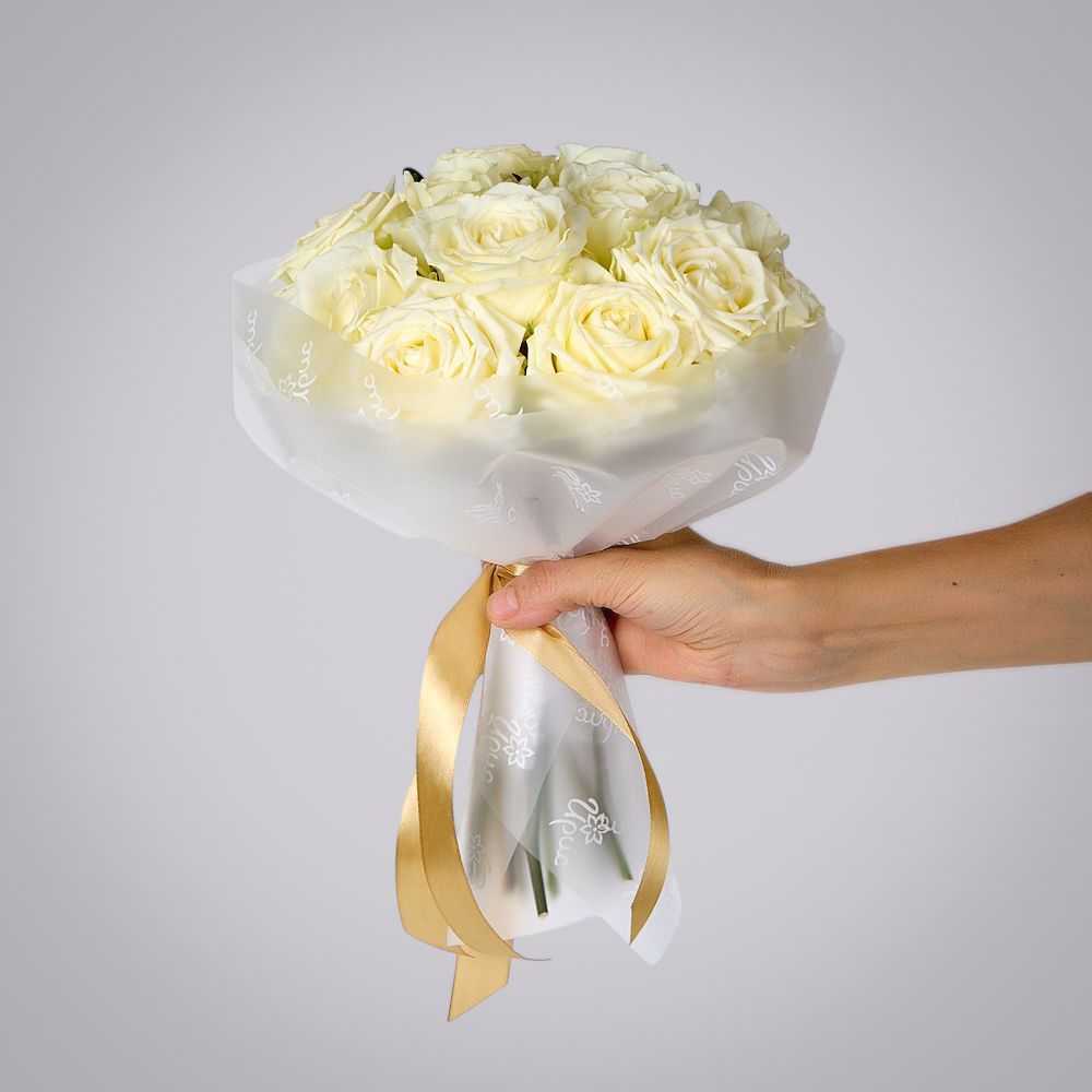 монобукет из 15 белых роз россия в упаковке 